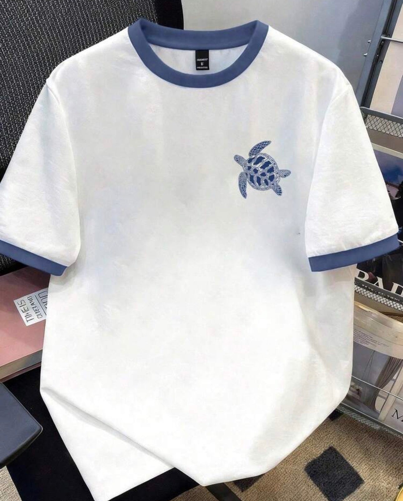 Manfinity Joysei Standard Size Men's Sea Turtle Print Splice Sleeve T-Shirt, Blue & White Tee. Suitable For Summer Outings, Parties, And School