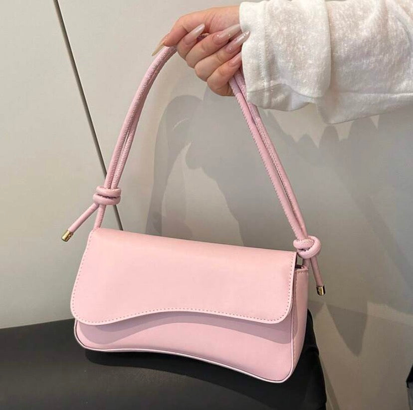 This Fashionable And Minimalist Bag Features An Asymmetrical Flap And Adjustable Shoulder Strap, Suitable For Shopping And Carrying A Wallet