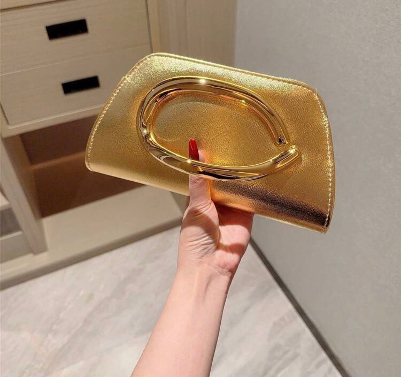 1pc Stylish EU/US Metallic Decorated Mini Box Handbag, High-End Shiny Metal Bar Clutch Purse, Elegant Luxury Evening Dress Party Bag, Leather Design Prom Dancing Clutch/Wedding Ceremony Handbag With Metal Chain
